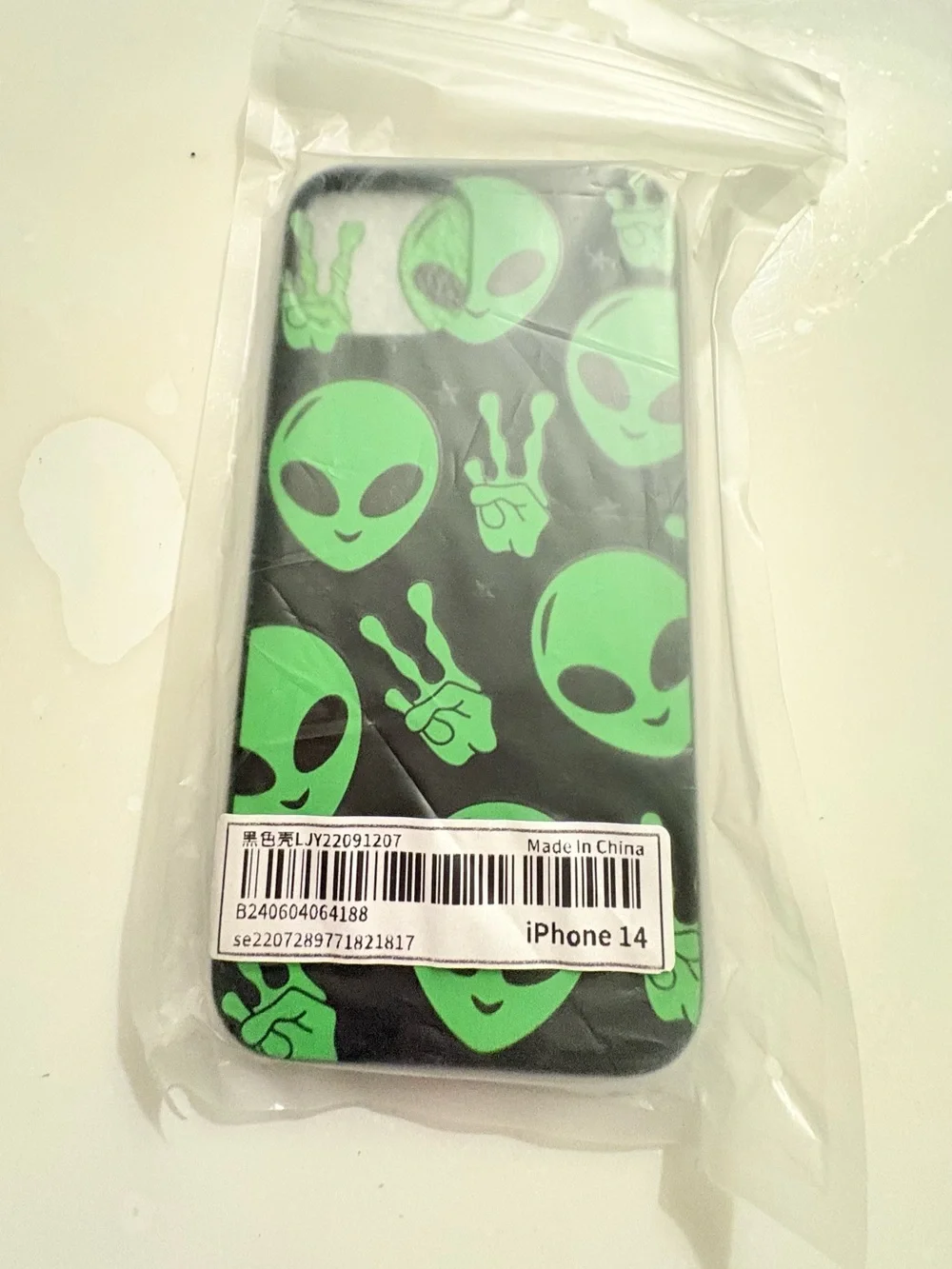 Alien Graphic Phone Case for iPhone 14 — Black & Green